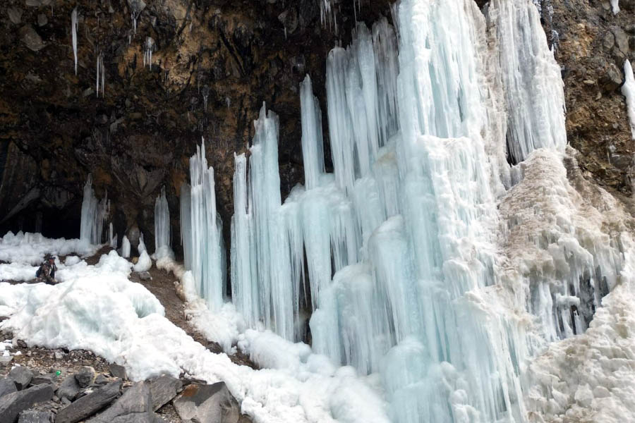 special feature of Sunchhahara is that you can see the water in the waterfall freeze and turn into snow due to the cold during the winter