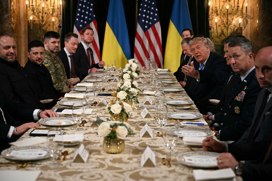 Donald Trump and Volodymyr Zelenskyy meet with officials at Mar-a-Lago residence in Palm Beach, Florida during Ukraine peace talks