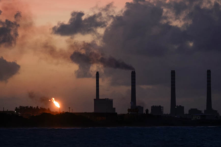 El Palito oil refinery located in Puerto Cabello, Venezuela, illustrating the country’s reliance on oil as both an economic resource and a long-term challenge.