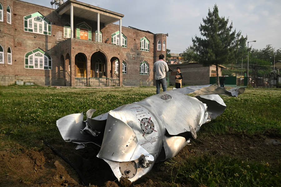 India missile attack kills eight; Pakistan says five Indian fighter jets shot down