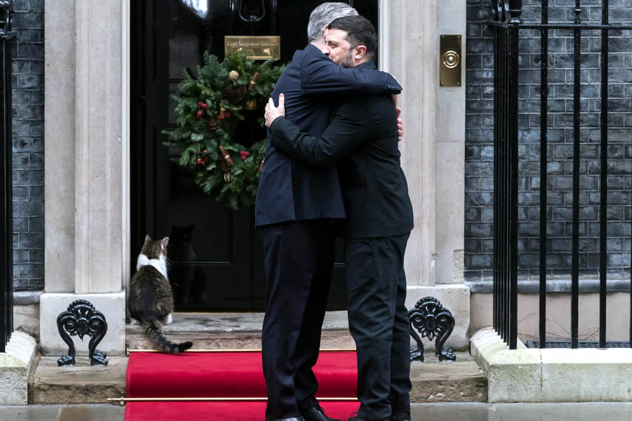 Keir Starmer greeting Volodymyr Zelenskyy on a red carpet outside Downing Street during an official welcome.