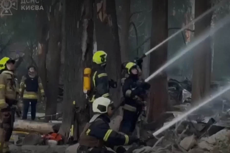 Kyiv in intense Russian air attack, you can see fire fighters rescuing possible damage