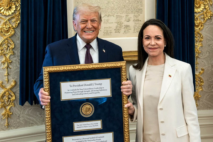 María Corina Machado presents her Nobel Peace Prize medal to Donald Trump as recognition of his role in supporting Venezuela’s freedom.