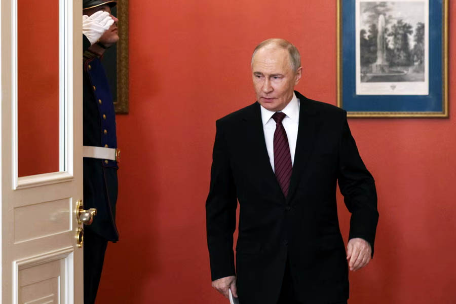 G7 finance chiefs threaten further sanctions on Russia