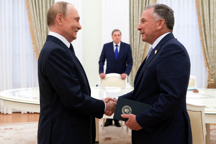 Vladimir Putin meets US special envoy Steve Witkoff in Moscow as Trump's Friday deadline for a Ukraine peace deal looms.