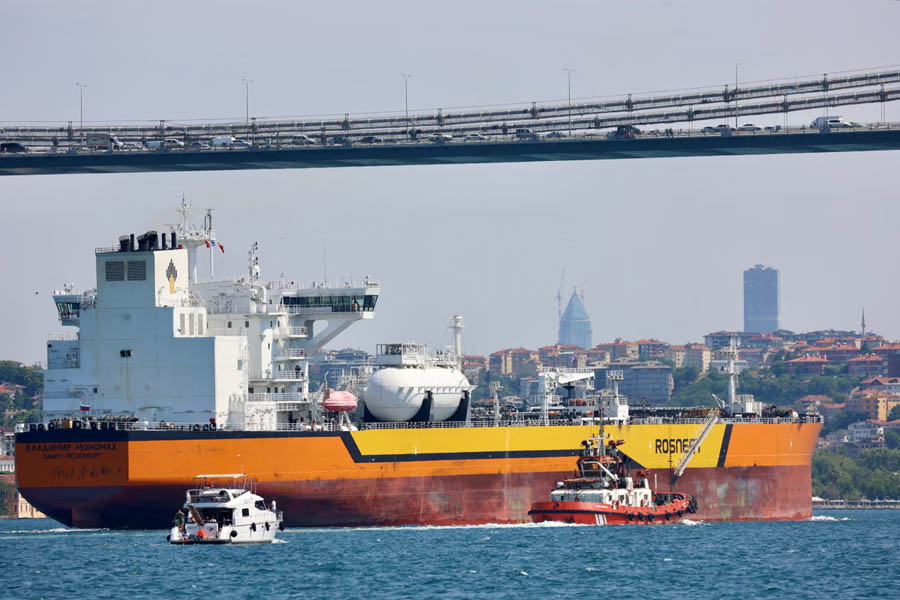 Russian oil tanker Vladimir Monomakh sailing through the Bosphorus Strait in Istanbul, Turkey, representing Rosneft’s ongoing crude shipments.