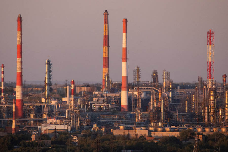 Oil pumpjacks operating in a Russian oil field symbolizing fossil fuel export revenues that support Russia’s state budget and military spending during the Ukraine war.