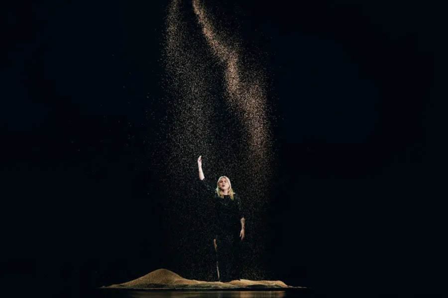 French star Louane poses a particular challenge this year, as her performance involves several kilograms of sand being poured onto the stage. To compensate, she performs on a large canvas that can be folded over and carried off stage.