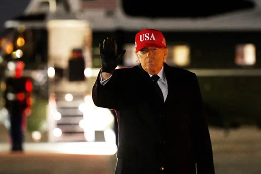 U.S. President Donald Trump walking toward the White House entrance, ignoring reporters’ questions on Iran and the Middle East conflict upon his return to Washington.