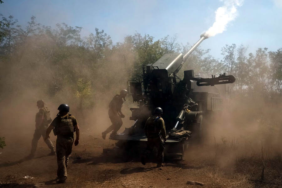 Ukrainian forces deploy heavy artillery against Russian troops in the Zaporizhzhia region, a key battleground in the ongoing war.
