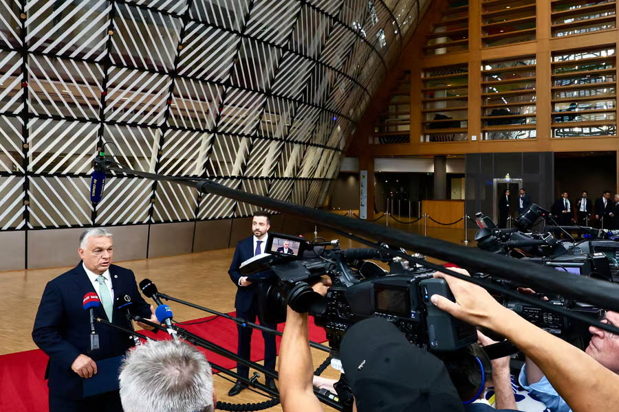 Hungarian Prime Minister Viktor Orbán addressed the media upon his arrival at the European Council summit in Brussels, drawing attention as debate intensifies over Ukraine, sanctions, and EU unity.